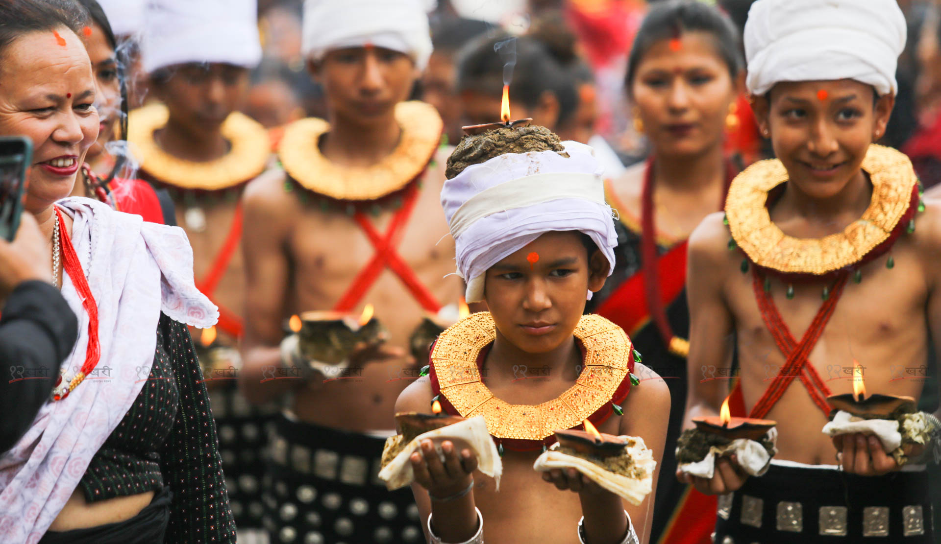 टाउको, काँध र हातमा दियो राखेर नारायण दीप यात्रा (तस्बिरहरू)